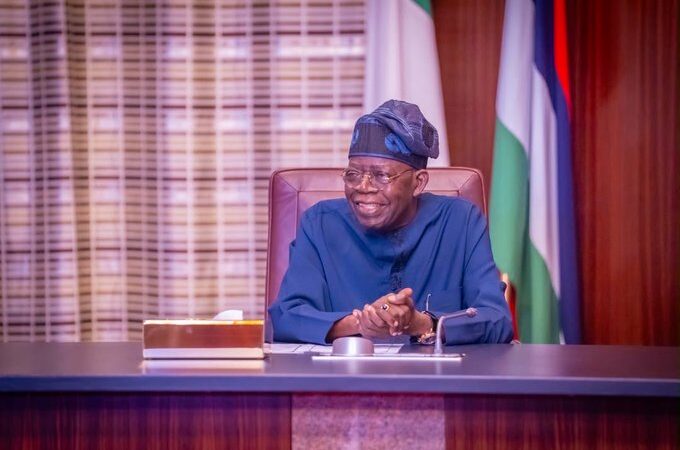 Le président nigérian, Tinubu ordonne la levée du gel des comptes bancaires du gouvernement d&rsquo;Osun